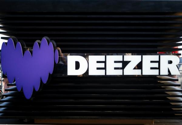 Deezer a lancé un détecteur gratuit permettant aux utilisateurs de différentes plateformes de streaming de scanner leurs playlists pour savoir si elles contiennent des titres entièrement générés par IA