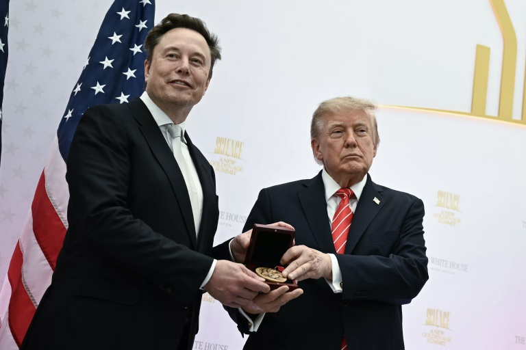 Le président américain Donald Trump (D) et Elon Musk (G) à Washington DC, le 8 octobre 2026