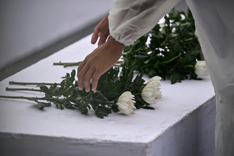 Dépôt de fleurs pour les 80 ans du bombardement atomique de Nagasaki, le 9 août 2025