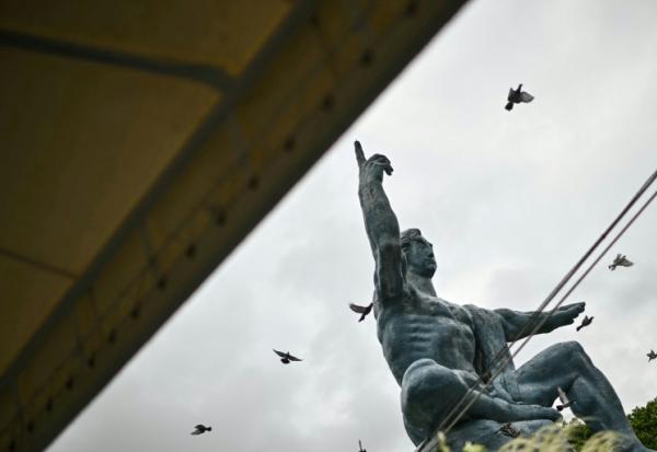 Des colombes volent au-dessus de la statue de la paix, à Nagasaki le 9 août 2025, jour du 80e anniversaire du bombardement atomique de la ville
