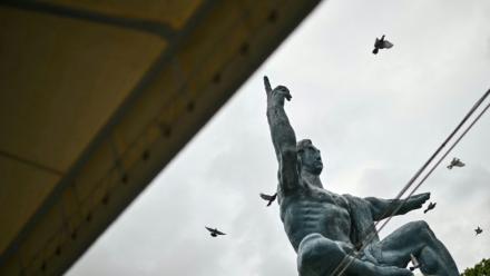 Des colombes volent au-dessus de la statue de la paix, à Nagasaki le 9 août 2025, jour du 80e anniversaire du bombardement atomique de la ville
