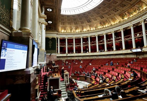 Des députés débattent à l'Assemblée nationale, à Paris, le 11 février 2026