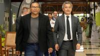 Le ministre français de la Justice, Gerald Darmanin (d), et le premier vice-président de la collectivité territoriale de Guyane, Jean-Paul Fereira (g), arrivent à Cayenne, en Guyane française, le 17 mai 2025