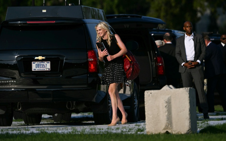 Natalie Harp, assistante du président américain Donald Trump, arrive à la Maison Blanche le 9 août 2026 après un week-end au club de golf de Bedminster (New Jersey)