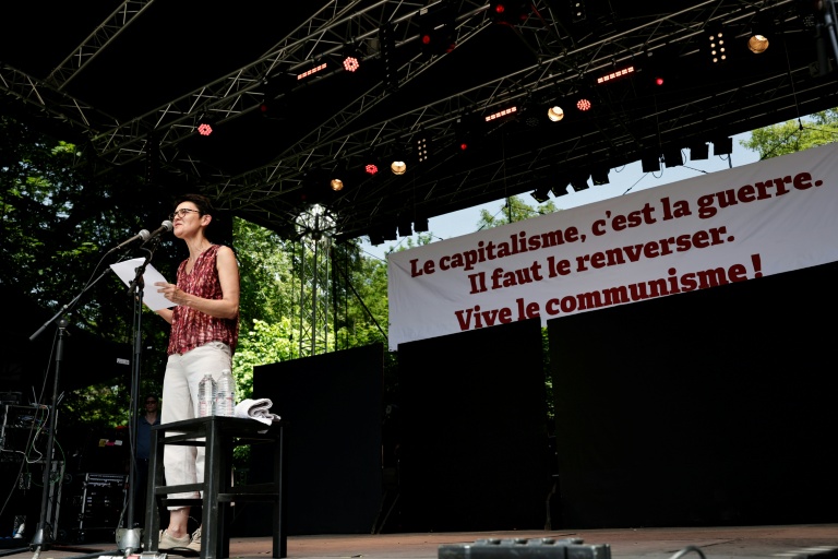 Nathalie Arthaud, de Lutte Ouvrière (LO) à l'élection présidentielle de 2027, prononce un discours lors du lancement de sa campagne à Presles dans le Val-d'Oise le 24 mai 2026