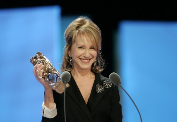 Nathalie Baye reçoit le César de la meilleure actrice pour "Le petit lieutenant", le 25 février 2006 à Paris 