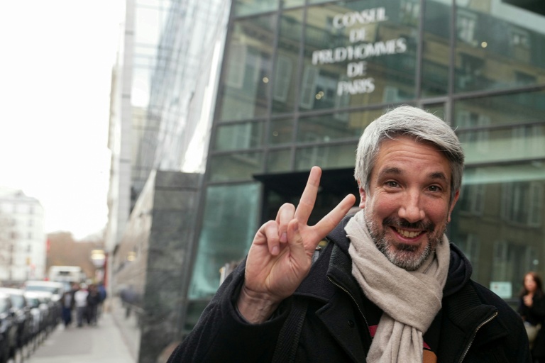 Guillaume Meurice pose devant le Conseil de prud'hommes de Paris, le 10 décembre 2025