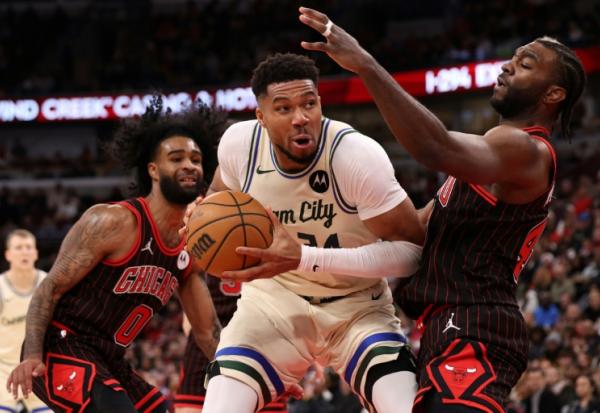 La star des Bucks Giannis Antetokounmpo (c) face aux Bulls, le 27 décembre 2025 à Chicago