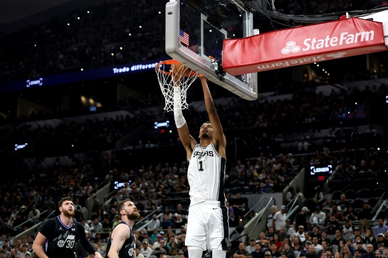 La star des Spurs Victor Wembanyama réussit un dunk face au Utah Jazz, le 27 décembre 2025 à San Antonio