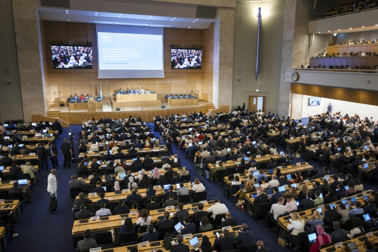 Vue générale de la grande salle d'assemblée du Palais des Nations où se tiennent les négociations en vue d'élaborer le premier traité international sur la pollution plastique à Genève, le 5 aout 2025