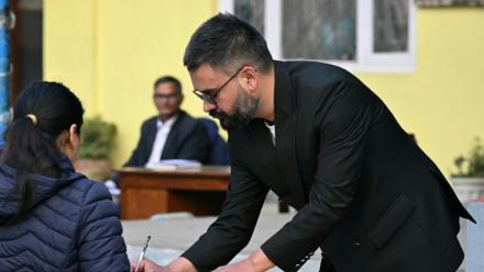 Balendra Shah, prétendant au poste de Premier ministre,  vote lors des élections législatives népalaises à Katmandou, le 5 mars 2026