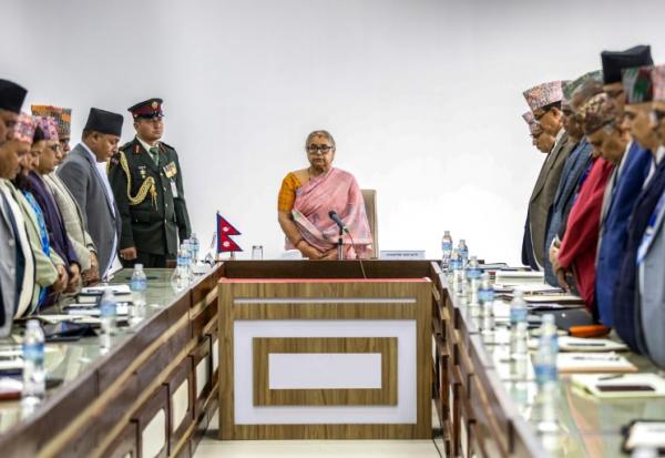 La nouvelle Première ministre du Népal Sushila Karki (C) lors d'une minute de silence observée en mémoire des victimes des émeutes meurtrières à Katmandou qui ont fait au moins 72 morts, le 14 septembre 2025 à Katmandou