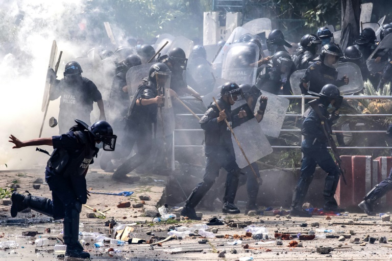 Des policiers tirent des gaz lacrymogènes pour disperser les manifestants, le 8 septembre 2025 à Katmandou, au Népal