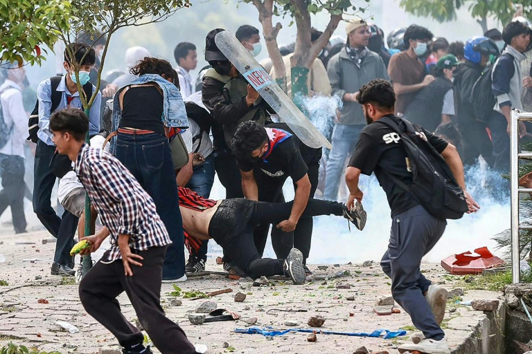 Un manifestant blessé (c) los de heurts avec la police, le 8 septembre 2025 à Katmandou, au Népal