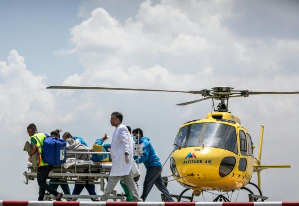 Les secouristes transfèrent Dawa Sherpa après son arrivée à Katmadou au Népal le 4 juin 2026