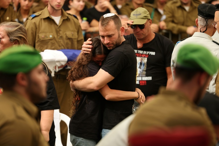 Funérailles du soldat israélien Tamir Nimrodi, capturé par le Hamas lors de l'attaque du 7 octobre 2023 contre le sud d'Israël, dans la ville de Kfar Saba, dans le centre d'Israël, le 16 octobre 2025 