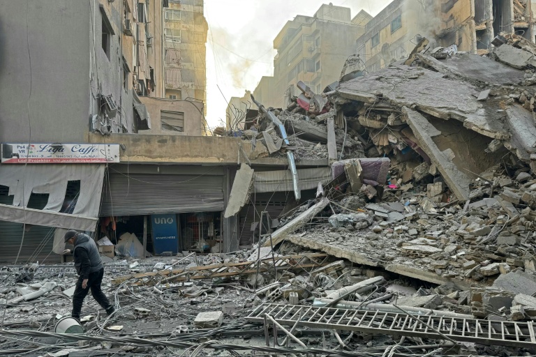 Des immeubles détruits par une attaque aérienne israélienne dans le quartier de Haret Hreik, dans la banlieue sud de Beyrouth, le 7 mars 2026