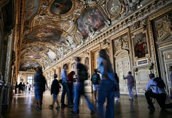 Des visiteurs dans la galerie d'Apollon du musée du Louvre lors de sa réouverture au public, le 22 juillet 2026 à Paris