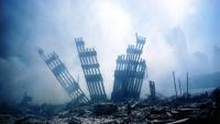 Des ruines du World Trade Center le 11 septembre 2001 à New York.