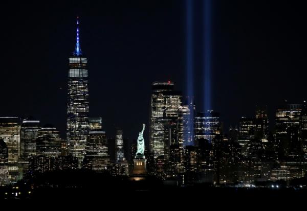 Deux faisceaux de lumière s'élèvent dans le ciel pour symboliser les tours jumelles dans le sud de Manhattan, à New York, le 11 septembre 2024