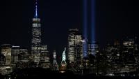 Deux faisceaux de lumière s'élèvent dans le ciel pour symboliser les tours jumelles dans le sud de Manhattan, à New York, le 11 septembre 2024