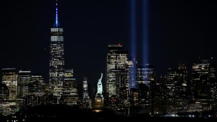 Deux faisceaux de lumière s'élèvent dans le ciel pour symboliser les tours jumelles dans le sud de Manhattan, à New York, le 11 septembre 2024