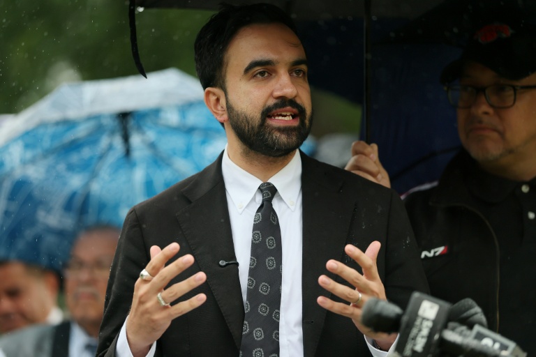 Le candidat à la mairie de New York, Zohran Mamdani, s'exprime lors d'une conférence de presse à St. James Park, dans le quartier du Bronx à New York, le 10 septembre 2025