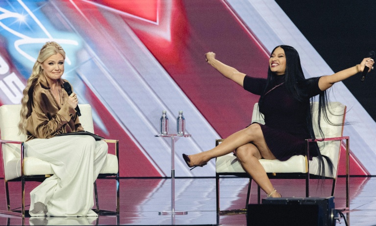 La dirigeante de Turning Point USA Erika Kirk et la rappeuse Nicki Minaj le 21 décembre 2022 à Phoenix, Arizona (ouest), pendant le rassemblement annuel de l'organisation conservatrice.
