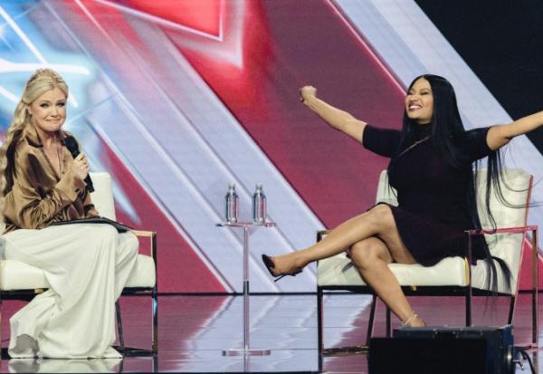 La dirigeante de Turning Point USA Erika Kirk et la rappeuse Nicki Minaj le 21 décembre 2022 à Phoenix, Arizona (ouest), pendant le rassemblement annuel de l'organisation conservatrice.