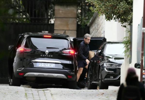 L'ancien président Nicolas Sarkozy devant sa maison à Paris le 11 novembre 2025, un jour après sa libération de prison