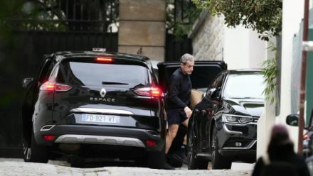 L'ancien président Nicolas Sarkozy devant sa maison à Paris le 11 novembre 2025, un jour après sa libération de prison