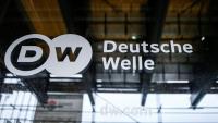 Le logo de la radio allemande Deutsche Welle à Bonn, le 8 février 2022