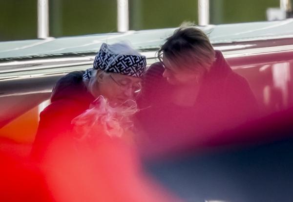 L’ex-otage suisse Claudia Abbt (g), accueillie avec des fleurs à son arrivée à l’aéroport de Belp, près de Berne, en Suisse, le 22 octobre 2026