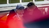 L’ex-otage suisse Claudia Abbt (g), accueillie avec des fleurs à son arrivée à l’aéroport de Belp, près de Berne, en Suisse, le 22 octobre 2026