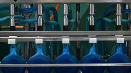 Des bouteilles de liqueur curaçao sur une ligne de production de la distillerie Willemstad, sur l'île néerlandaise de Curaçao, au large du Venezuela, le 9 avril 2026