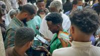 Des habitants de Mekele, capitale de l'Etat régional du Tigré, achètent des cartes SIM supplémentaires pour parer à des perturbations des réseaux télécoms le 25 septembre 2026, sur fond de reprise des hostilités dans le nord de l'Ethiopie