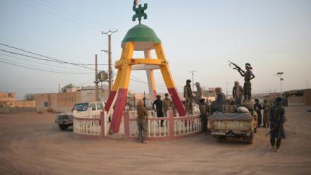 Des rebelles touareg du Front de libération de l'Azawad (FLA) rassemblés sur un rond-point à Kidal, dans le nord du Mali, le 26 avril 2026