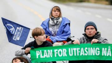 La militante suédoise Greta Thunberg (c) et des militants du groupe Extinction Rebellion participent à une manifestation à la raffinerie de pétrole d'Equinor à Mongstad, au nord de Bergen, en Norvège, le 18 août 2025