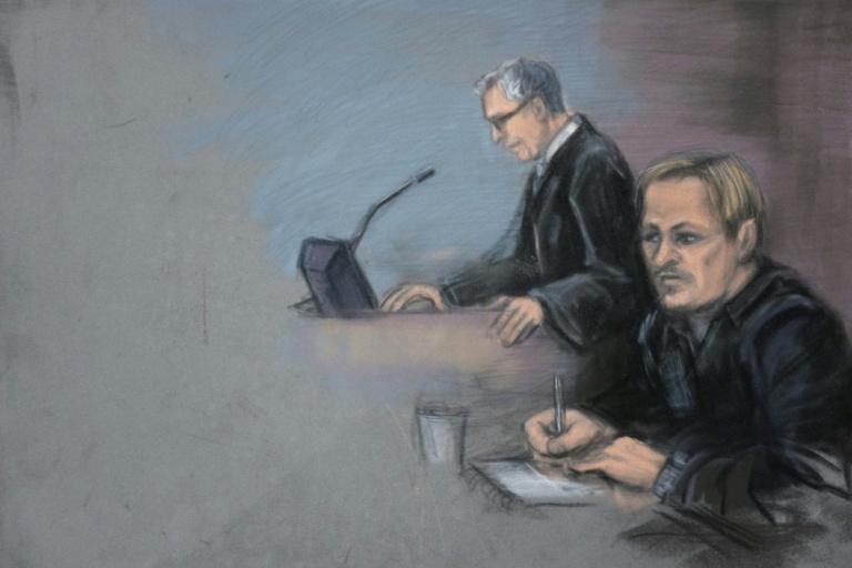 Croquis d'audience représentant Marius Borg Høiby (D), fils de la princesse héritière de Norvège Mette-Marit, et son avocat Petar Sekulic au tribunal de district d'Oslo, en Norvège, le 19 mars 2026