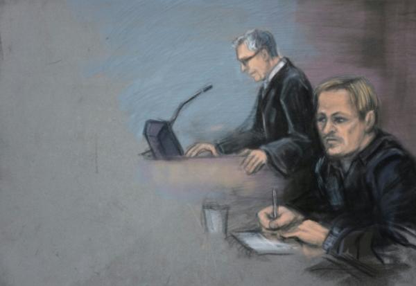 Croquis d'audience représentant Marius Borg Høiby (D), fils de la princesse héritière de Norvège Mette-Marit, et son avocat Petar Sekulic au tribunal de district d'Oslo, en Norvège, le 19 mars 2026