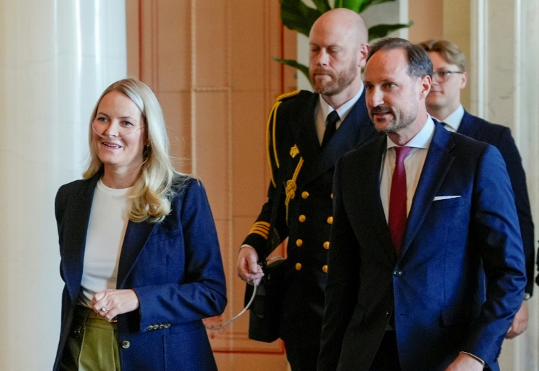 La princesse de Norvège Mette-Marit et son mari, le prince héritier Haakon, à leur arrivée à une réception au palais royal à Oslo, le 10 avril 2026