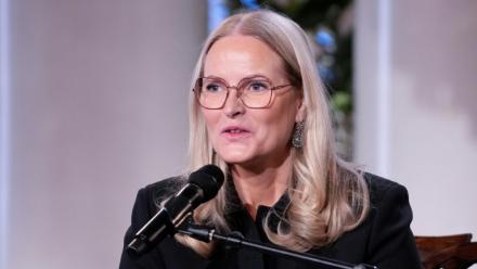 La princesse héritière de Norvège, Mette-Marit, prend la parole lors d'une conférence au Palais royal d'Oslo, en Norvège, le 23 avril 2026