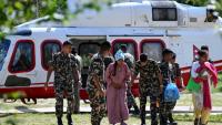 Des militaires soutiennent une rescapée, au camp de Trishuli, dans le district de Nuwakot au Népal, le 28 août 2026
