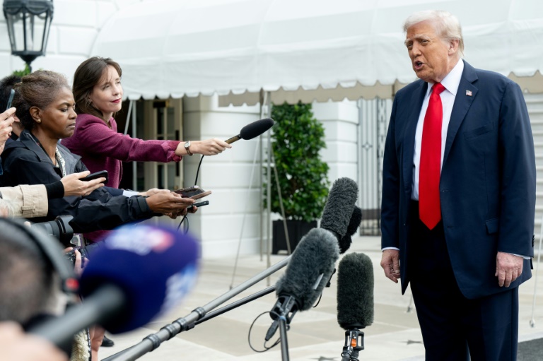 Le président américain Donald Trump s'adresse aux médias avant d'embarquer à bord de Marine One à la Maison Blanche, le 16 septembre 2025 à Washington