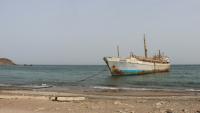 Un bateau à l'ancrage sur une plage du détroit de Bab el-Mandeb en mer Rouge, sur la côte sud-ouest du Yémen, le 24 juillet 2026