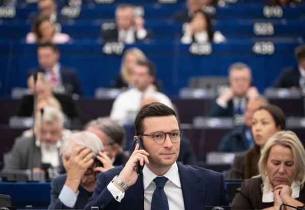 Le président du Rassemblement National (RN) et député européen Jordan Bardella (c) lors d'une session plénière au Parlement européen à Strasbourg, le 29 avril 2026 dans le Bas-Rhin
