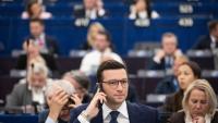 Le président du Rassemblement National (RN) et député européen Jordan Bardella (c) lors d'une session plénière au Parlement européen à Strasbourg, le 29 avril 2026 dans le Bas-Rhin