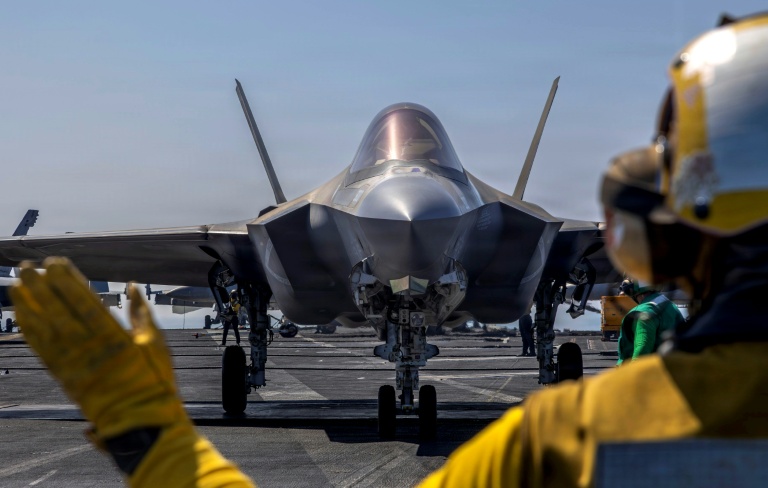 Photographie distribuée par la marine américaine le 20 février 2026 et prise le 15 février 2026, montrant un avion militaire américain se préparant à quitter le porte-avions USS Abraham Lincoln en mer d'Arabie