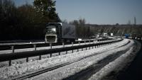 Un camion roule sur l'autoroute A10 après des chutes de neige, le 6 janvier 2026 à Saint-Léger en Charente-Maritime