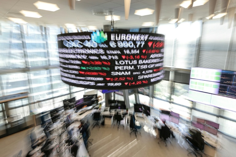 Des indicateurs de marché affichés au siège Euronext à La Défense, près de Paris, le 7 avril 2025